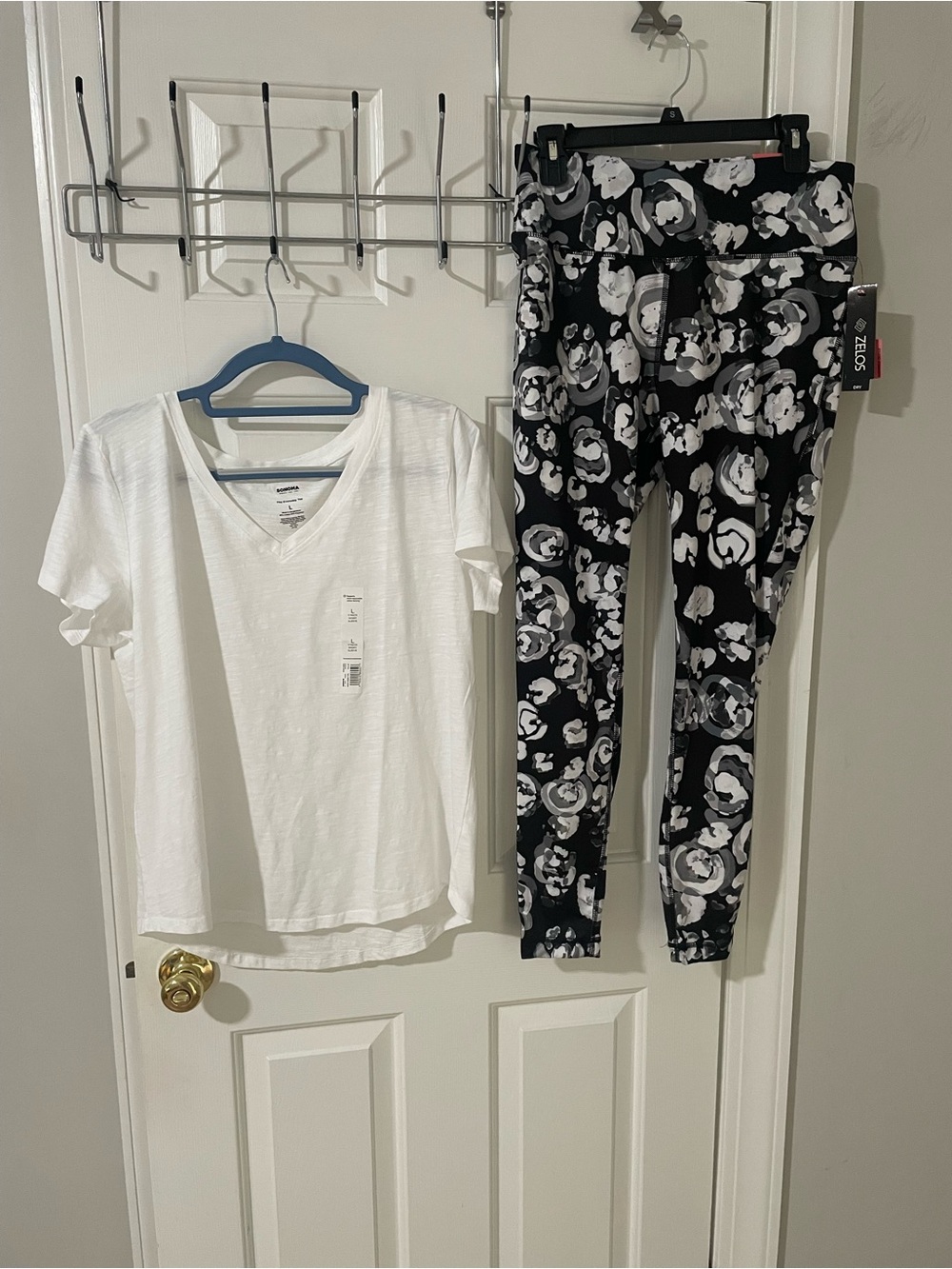 Zelos Black Floral Print Leggings with Gray Accents moisture wick lg Sonoma top